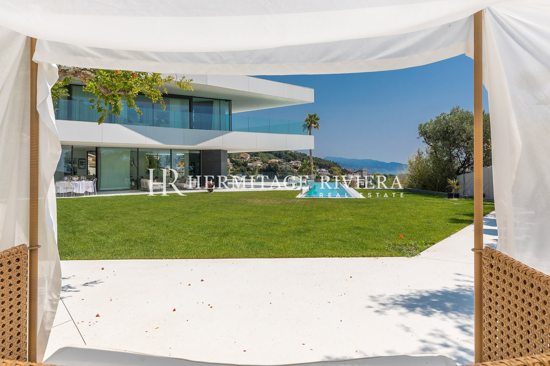 Exceptional contemporary property with stunning views (image 9)