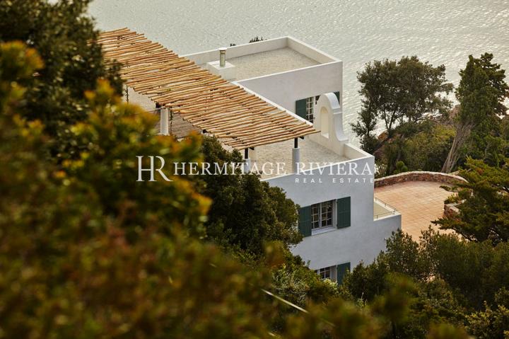 Waterfront villa with private access to the sea  (image 3)