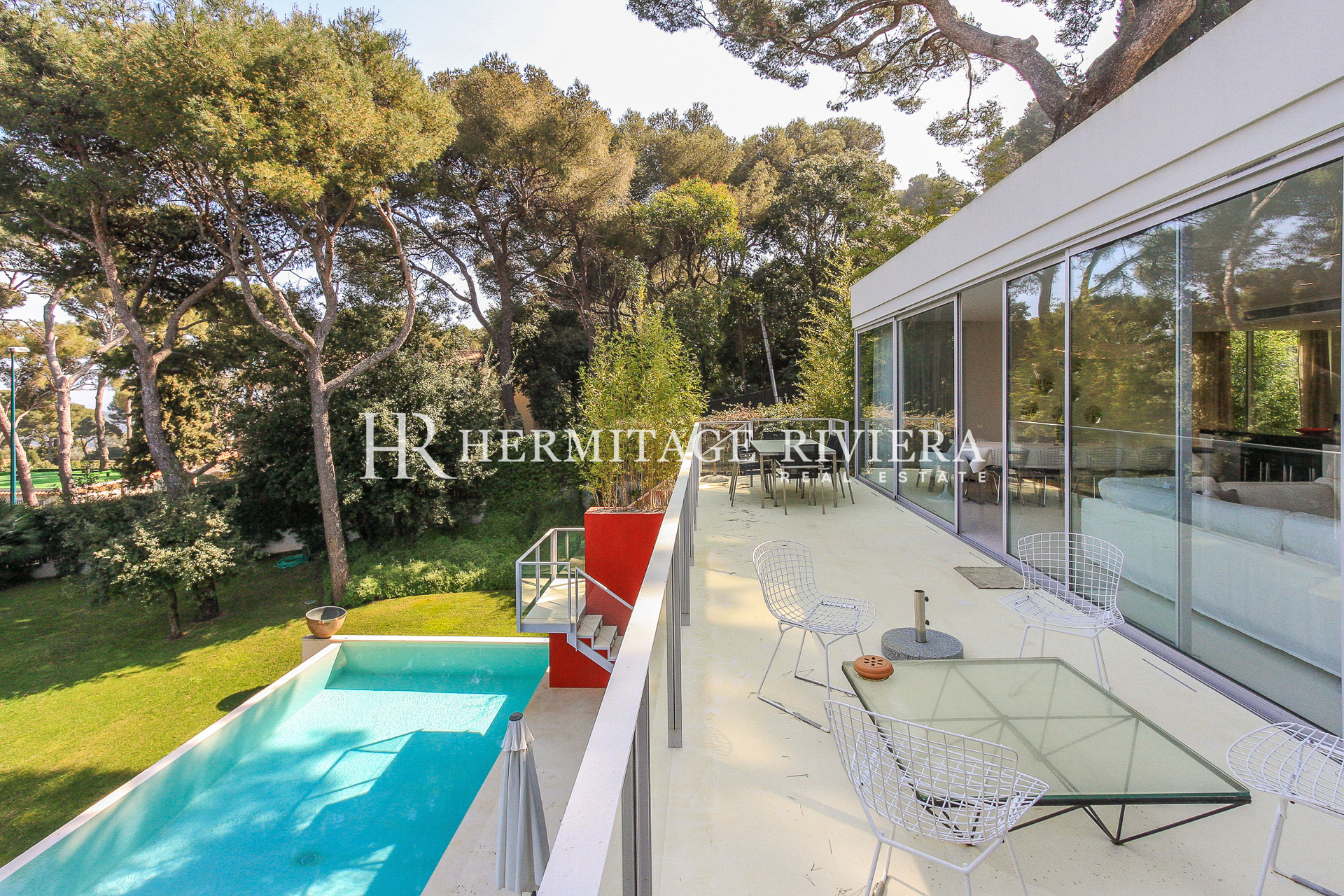 Contemporary villa calm with pool in flat garden (image 3)