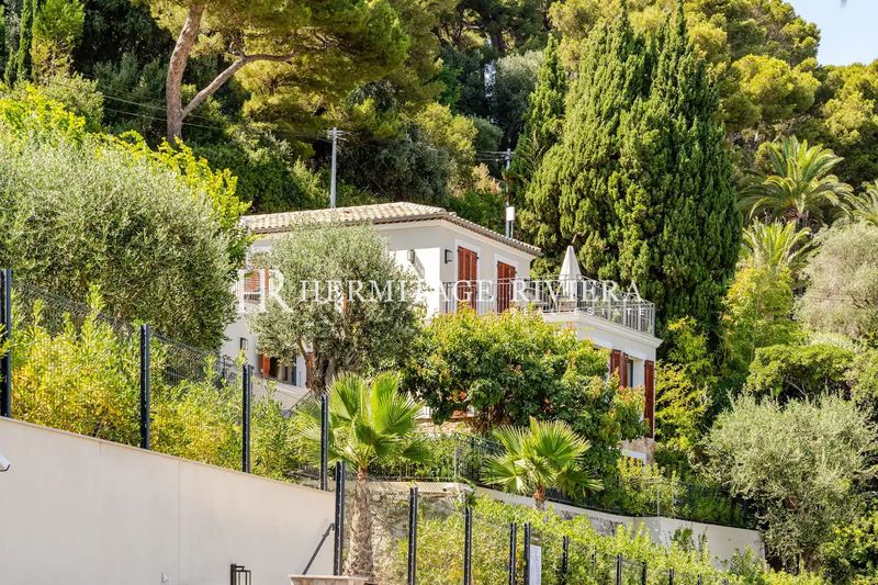 Renovierte Villa mit Pool und Meerblick
