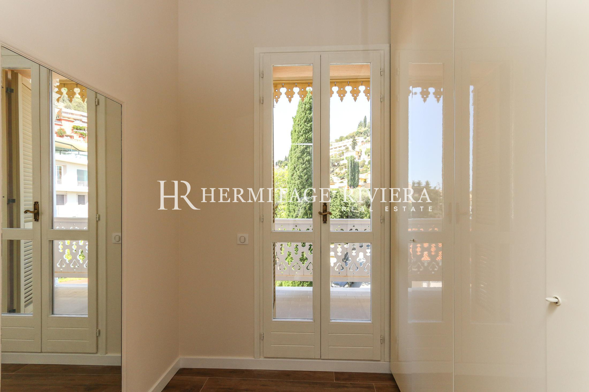 Renovated top floor apartment with panoramic sea view  (image 15)