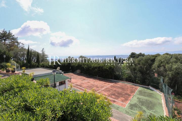 Spacious villa with pool and tennis court (image 29)