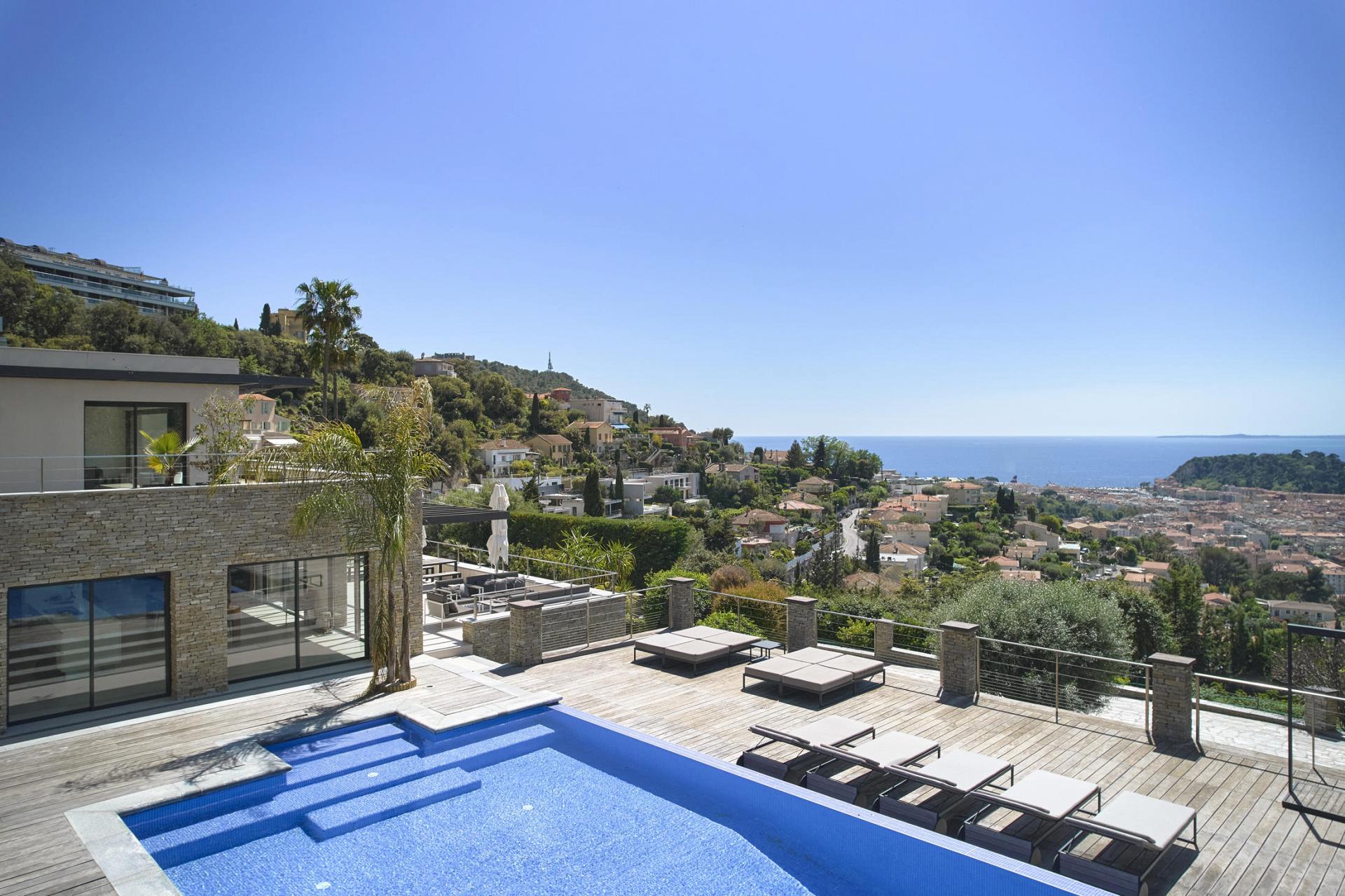 Contemporary villa with view of the Bay of Nice