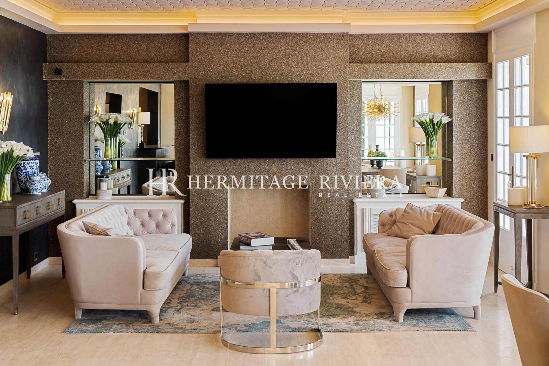 Stunning luxury property with helipad and pool (image 18)