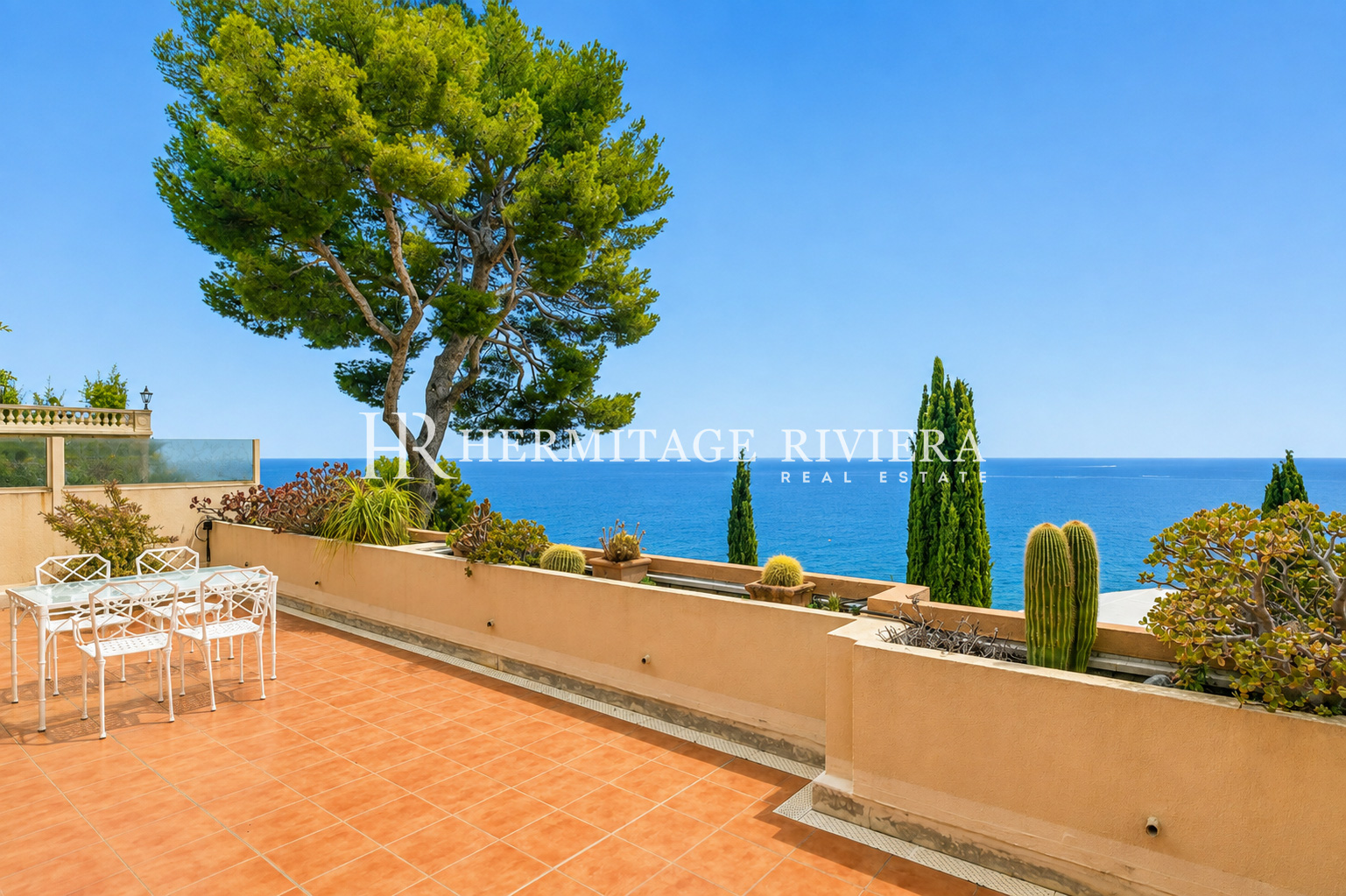 Terrasse immense d'un penthouse à vendre à Cap-d'Ail