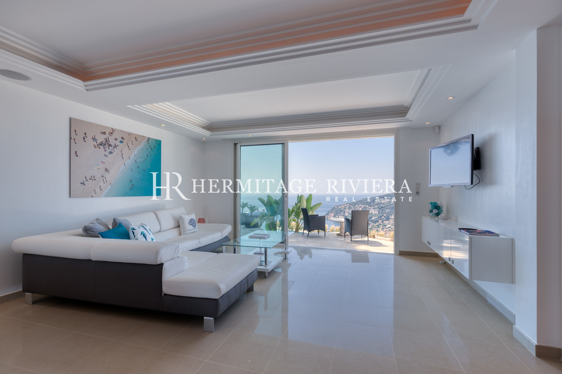 Contemporary villa offering exceptional views (image 13)