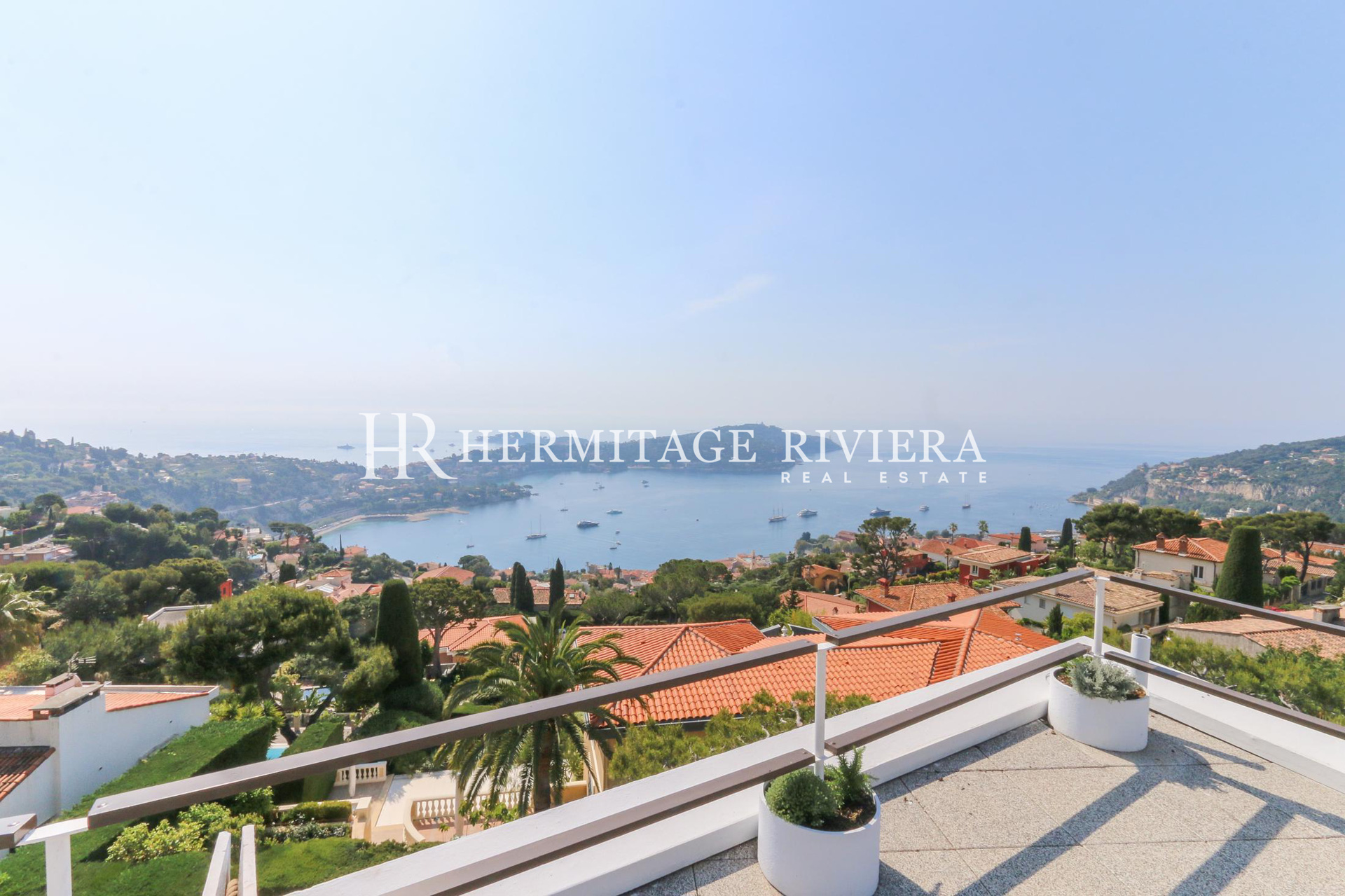Architect-designed villa with panoramic sea view  (image 10)