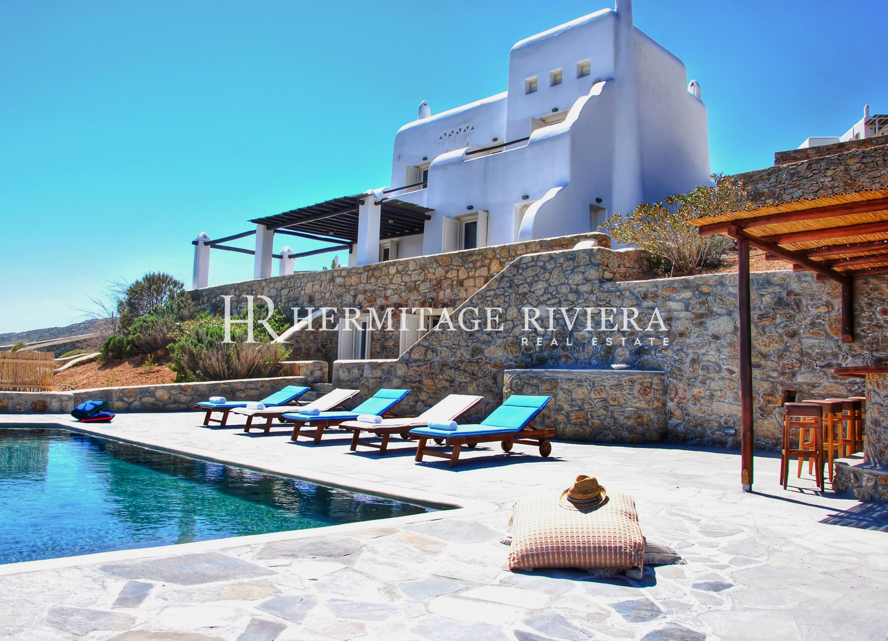 Perfectly traditional Greece villa with views (image 2)