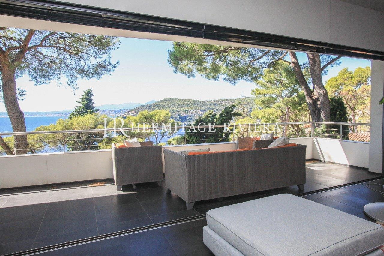Contemporary villa enjoying a panoramic sea view (image 10)