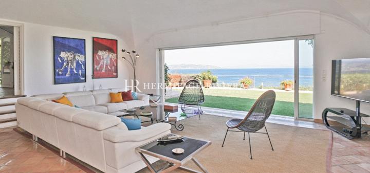 Waterfront villa with a direct accès to the sea (image 11)