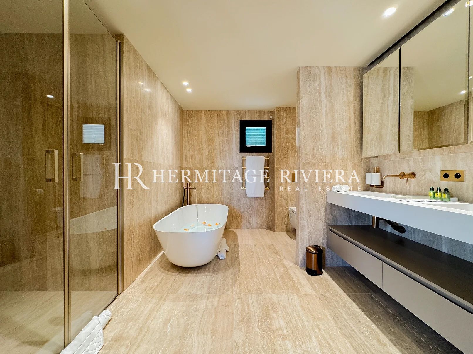 Renoveret villa med pool og havudsigt (billede 7)