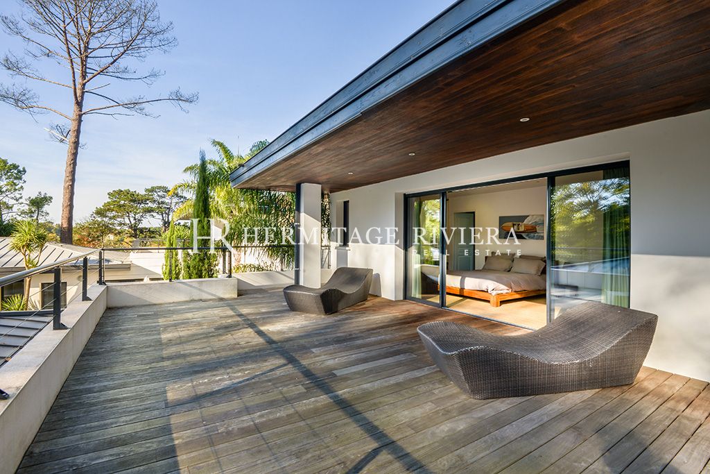 Villa contemporanea con 8 camere da letto, piscina e giardino pianeggiante. (immagine 13)