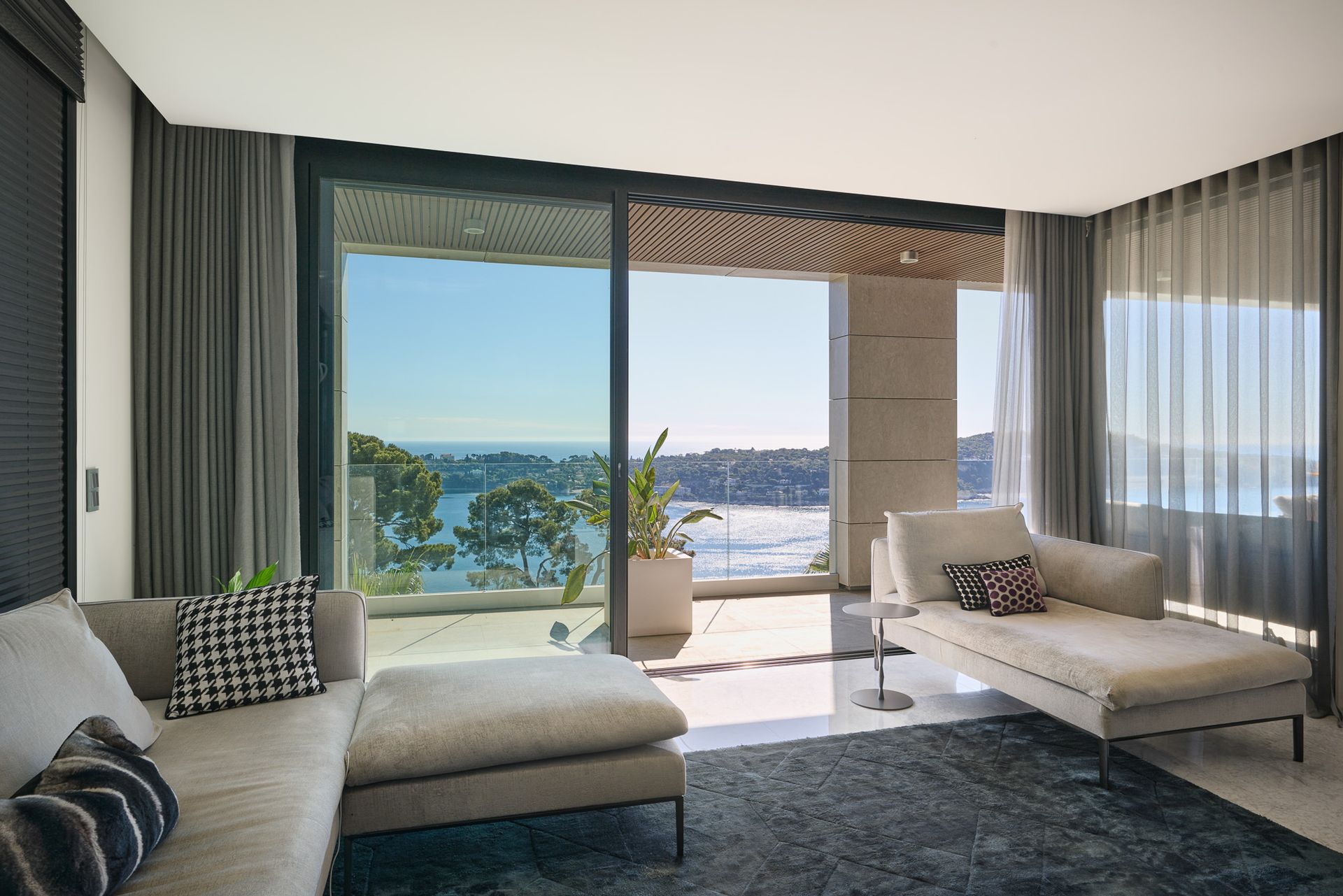 Exceptional contemporary villa panoramic views over the bay of Villefranche