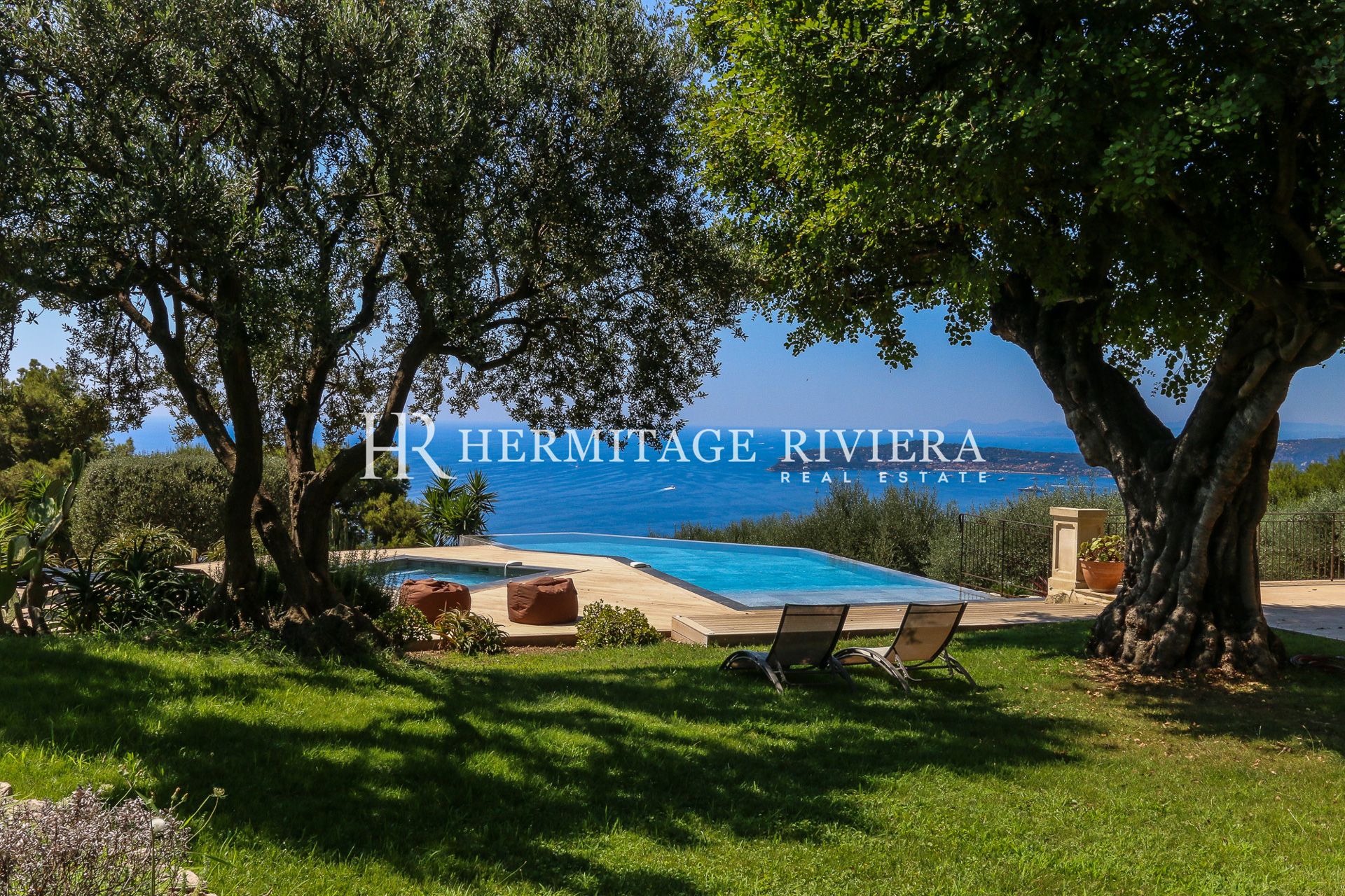 Property overlooking Monaco - Sea views - Pool - Flat garden  (image 2)