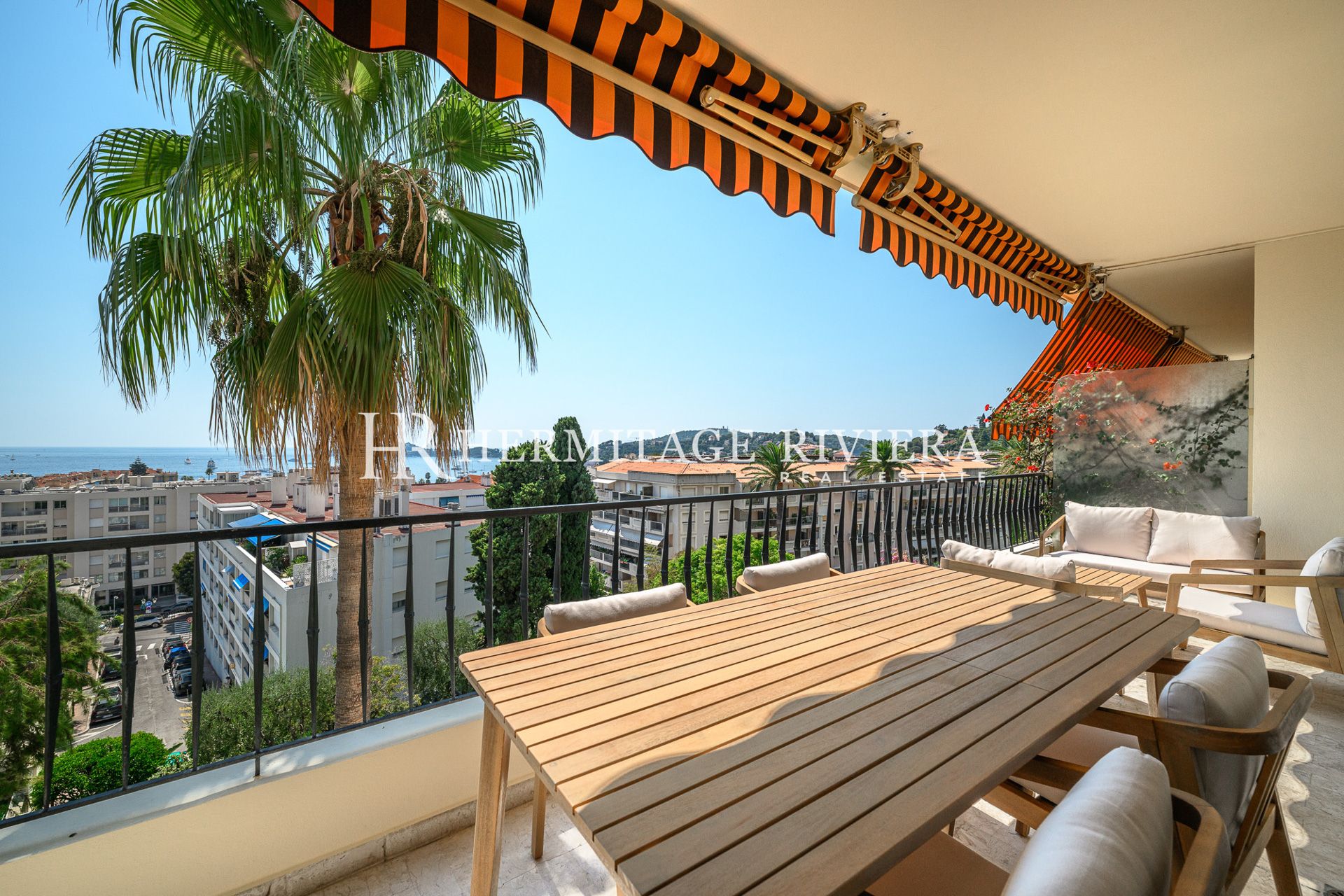 2-bedroom renovated apartment in the town centre with terrace, sea view (image 10)