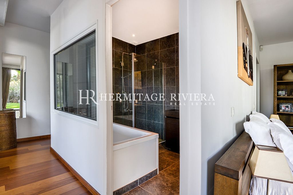 Villa contemporanea con 8 camere da letto, piscina e giardino pianeggiante. (immagine 9)