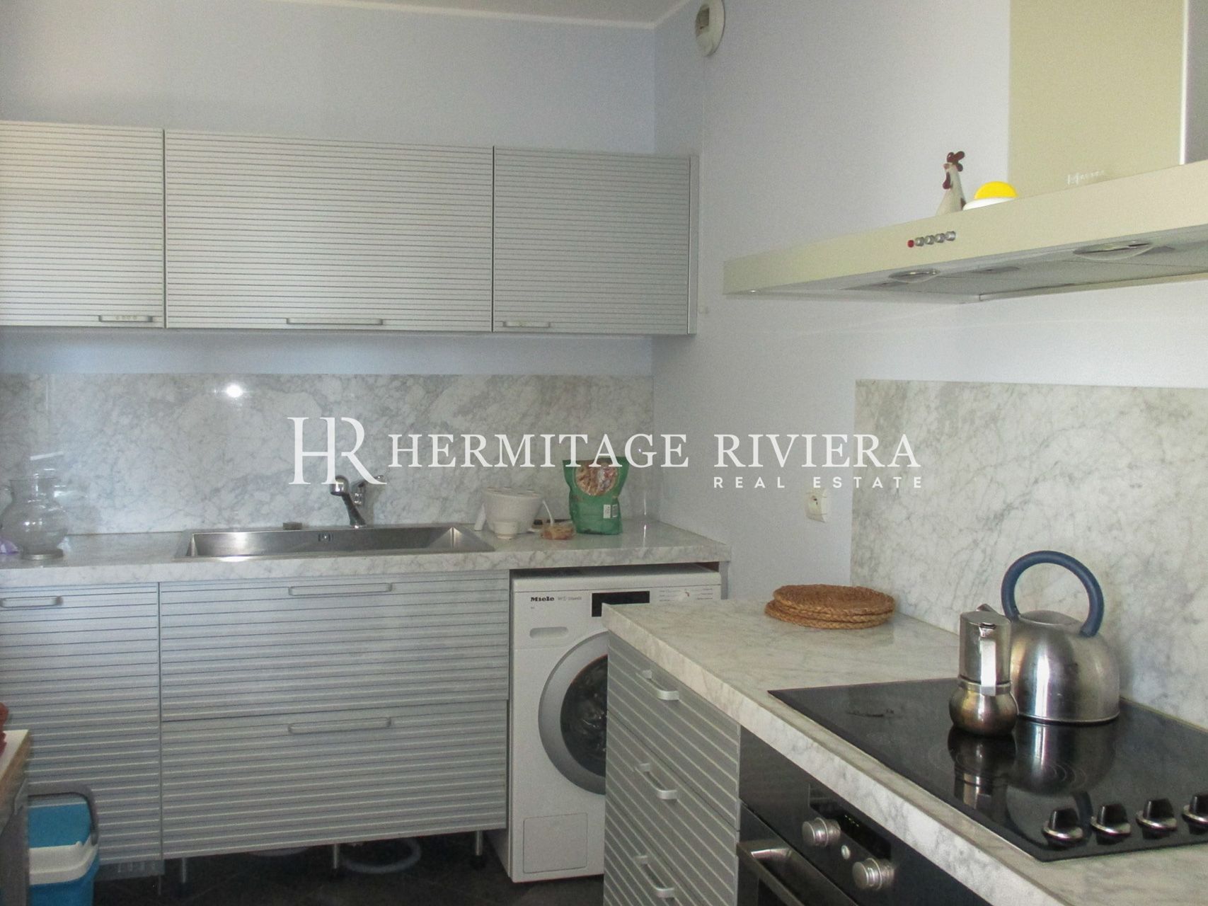 3 bedroom apartment with private garden (image 9)