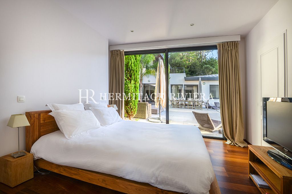 Villa contemporanea con 8 camere da letto, piscina e giardino pianeggiante. (immagine 6)