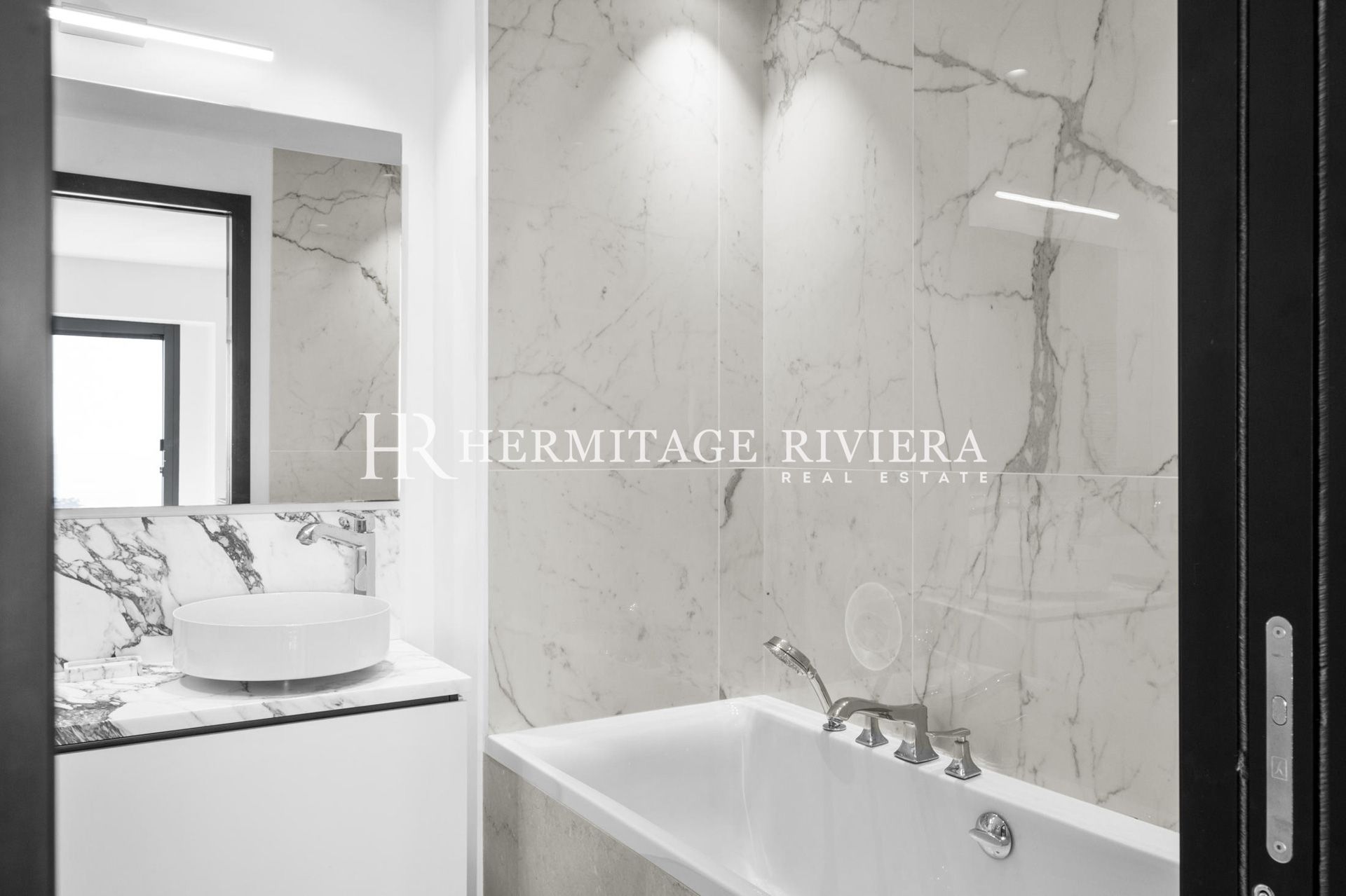 Contemporary property - Fantastique sea views - Pool (image 20)