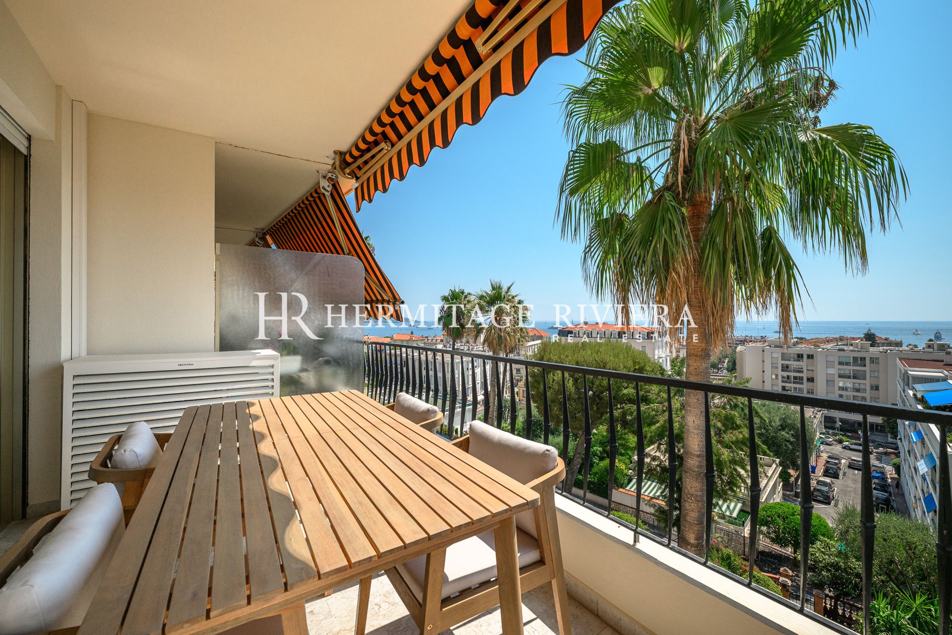 2-bedroom renovated apartment in the town centre with terrace, sea view (image 3)