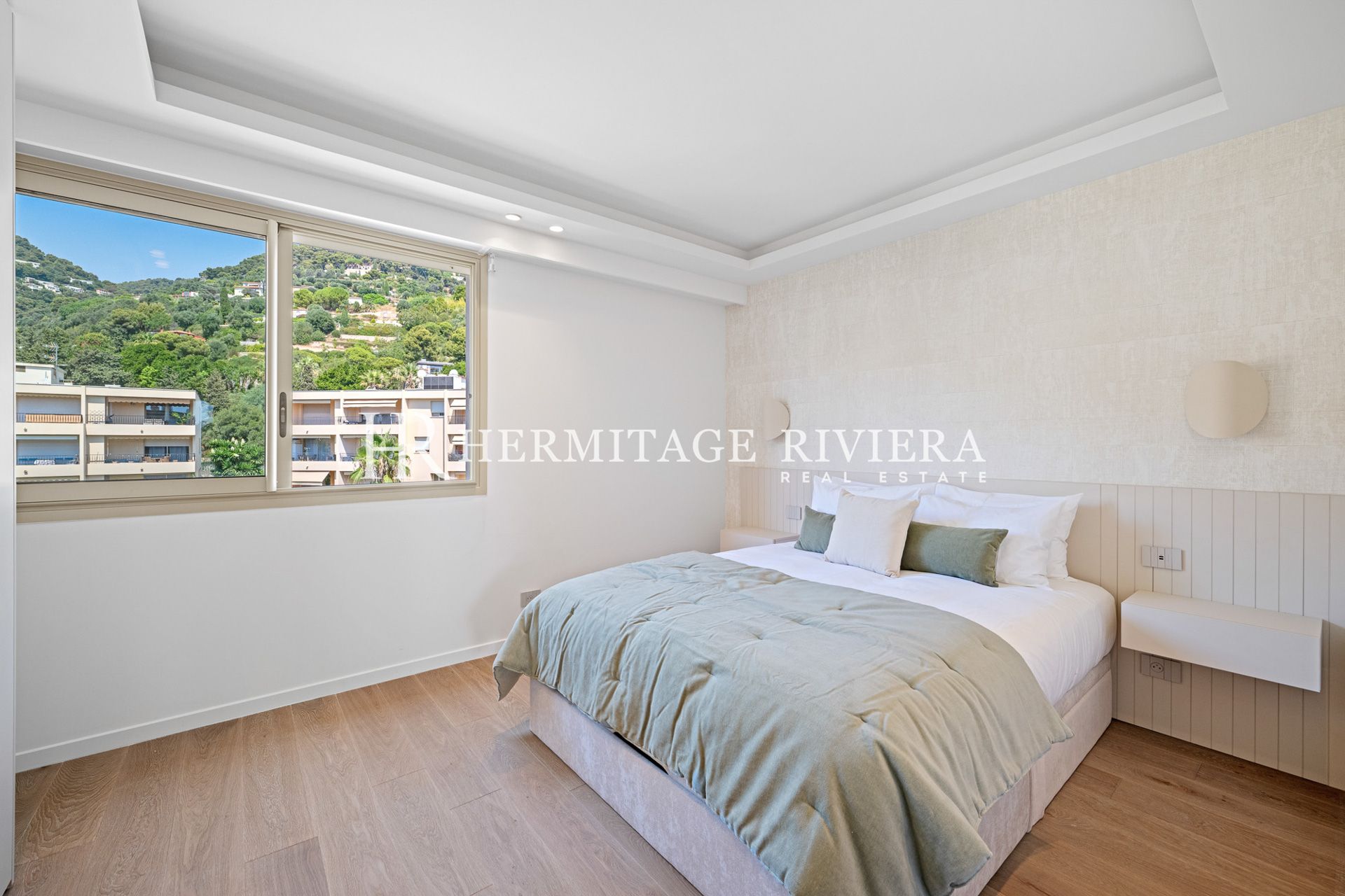 2-bedroom renovated apartment in the town centre with terrace, sea view (image 14)