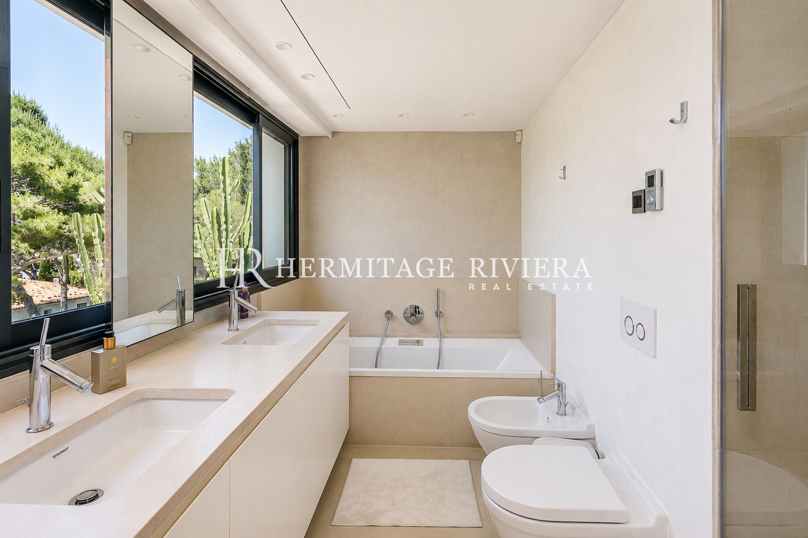 Master bedroom Bathroom of modern property for rental Cap-Ferrat, close to Passable beach