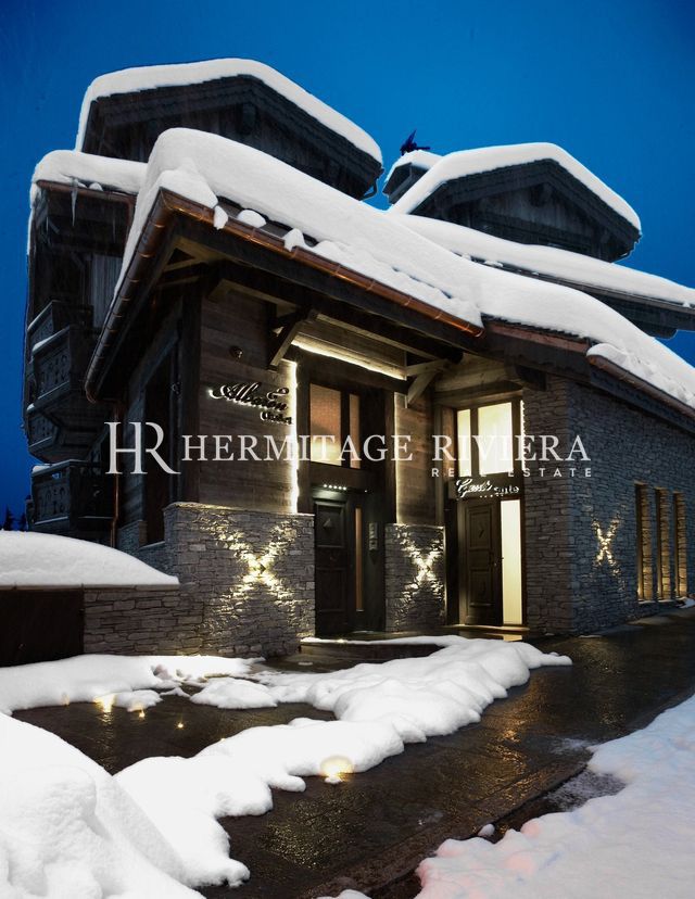 靠近村庄和滑雪场