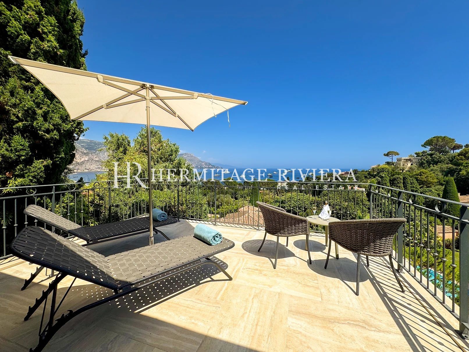 Renoveret villa med pool og havudsigt (billede 8)