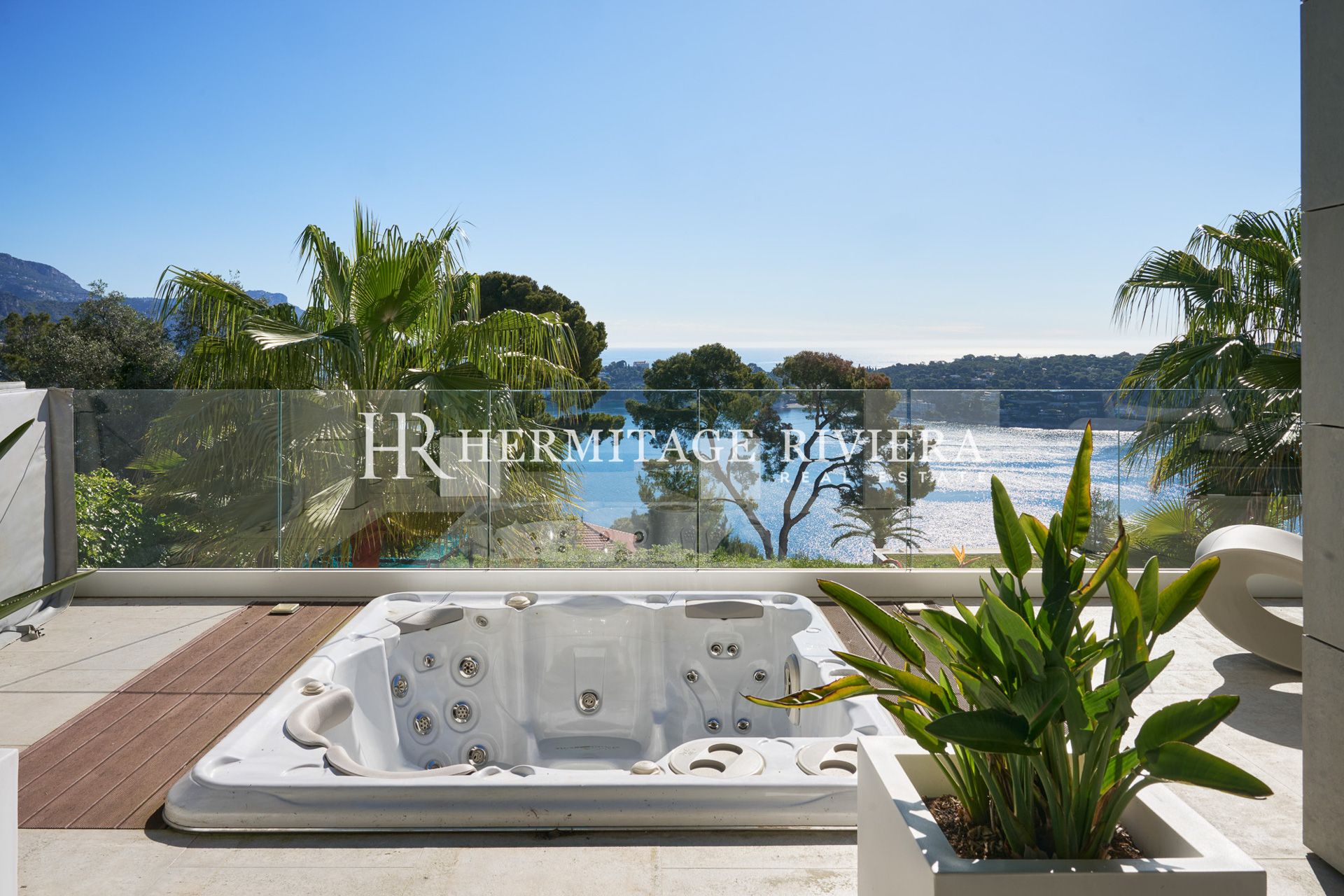 Exceptional contemporary villa panoramic views over the bay of Villefranche (image 32)