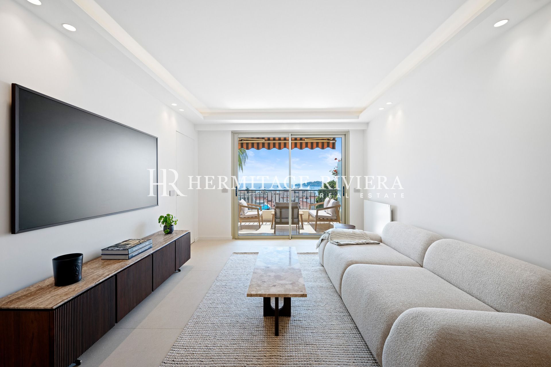 2-bedroom renovated apartment in the town centre with terrace, sea view (image 8)