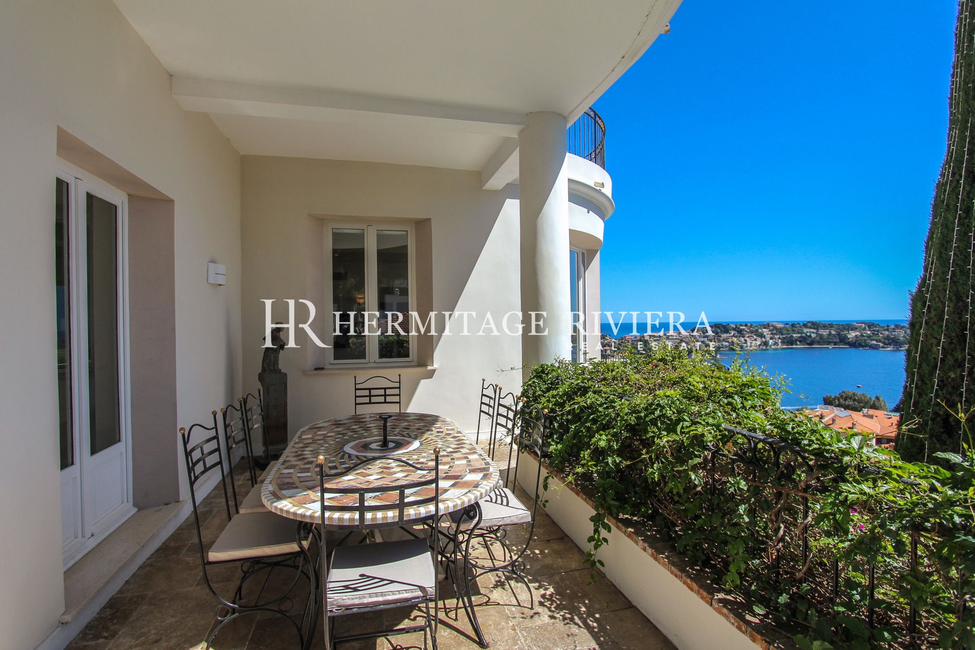 Art-deco property with sea view (image 8)