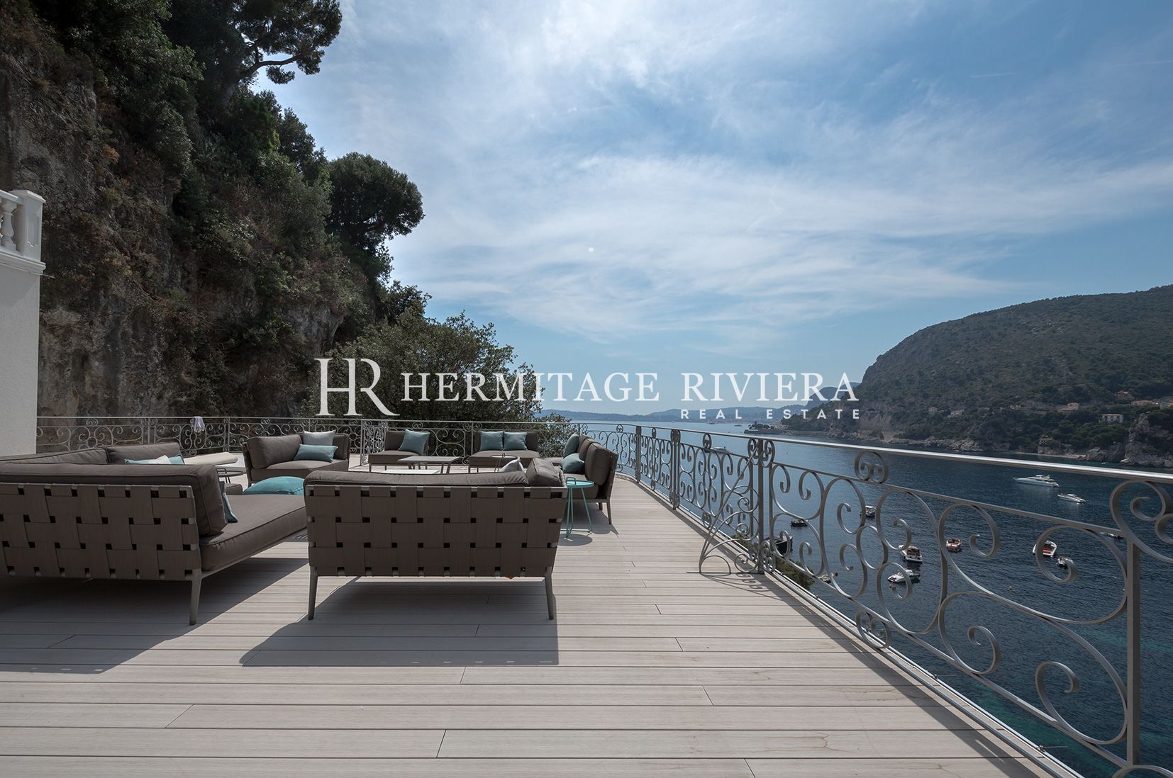 Lavish waterfront property (image 1)