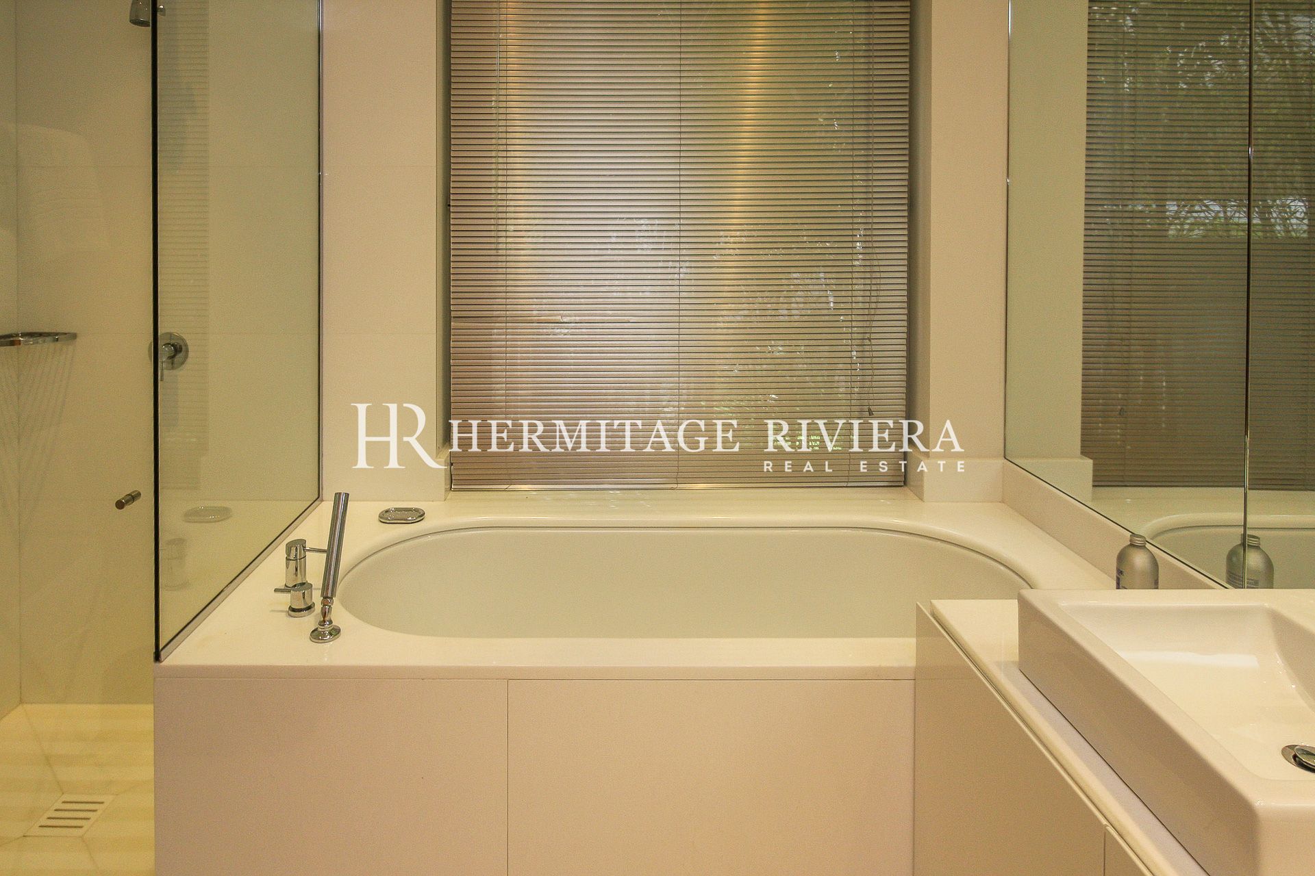 Villa contemporanea in posizione tranquilla - Piscina - Giardino pianeggiante (immagine 15)