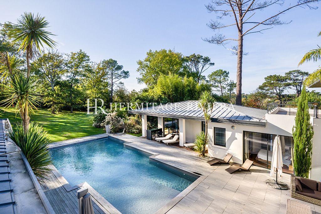 Villa contemporanea con 8 camere da letto, piscina e giardino pianeggiante. (immagine 2)