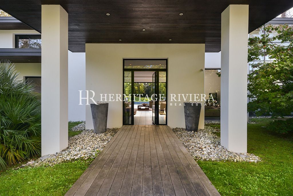 Villa contemporanea con 8 camere da letto, piscina e giardino pianeggiante. (immagine 16)