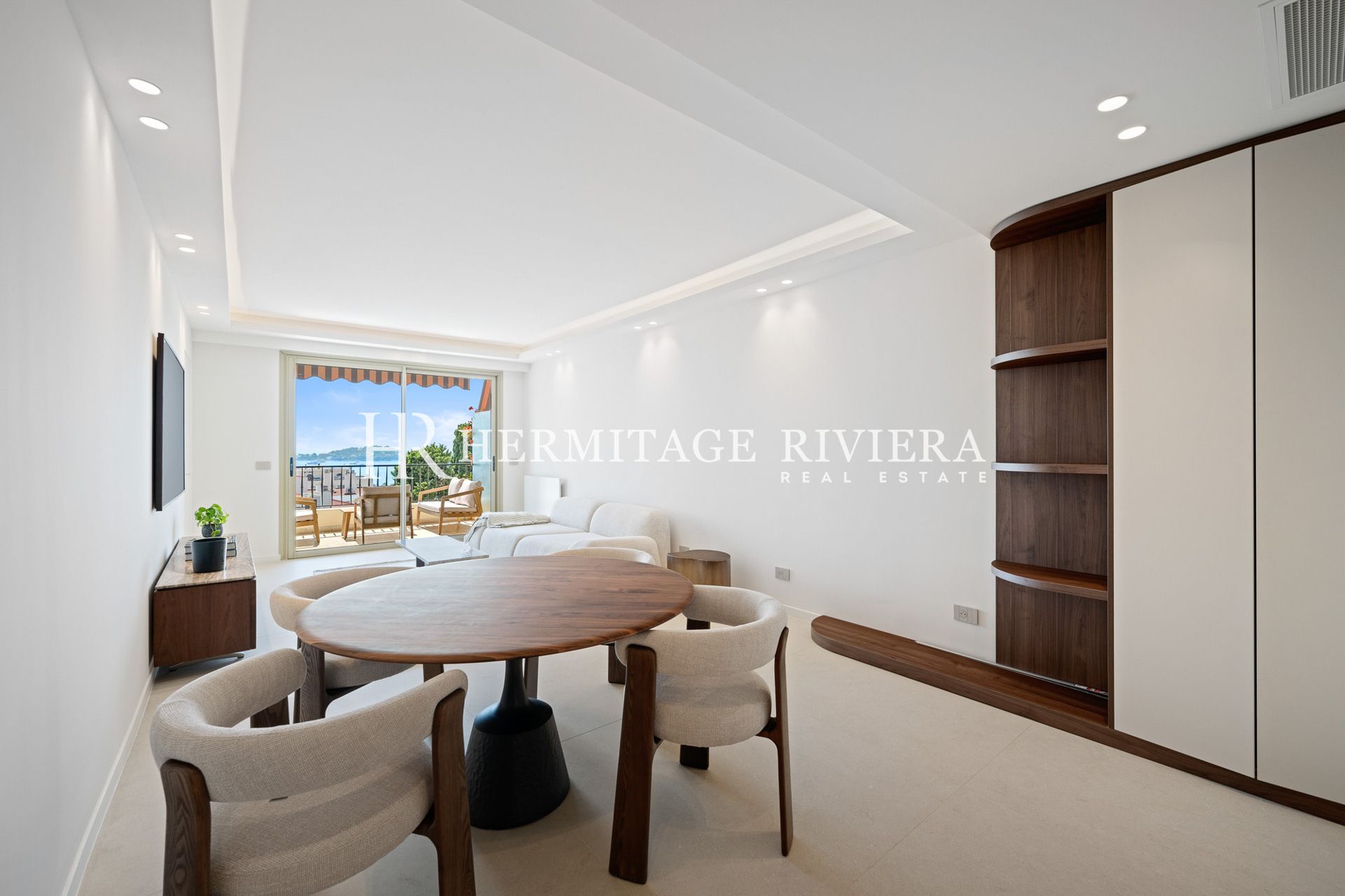 2-bedroom renovated apartment in the town centre with terrace, sea view (image 7)