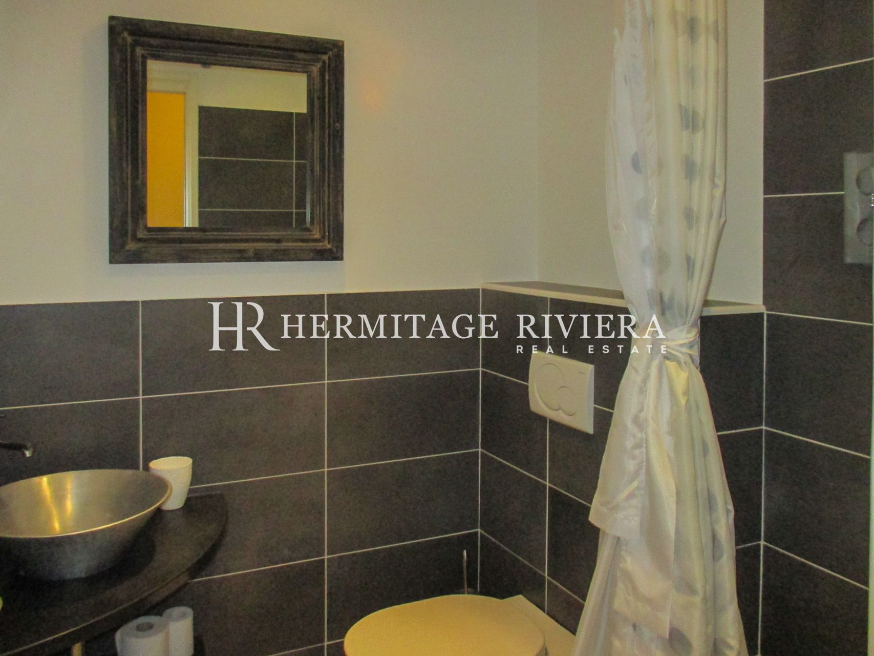 3 bedroom apartment with private garden (image 15)