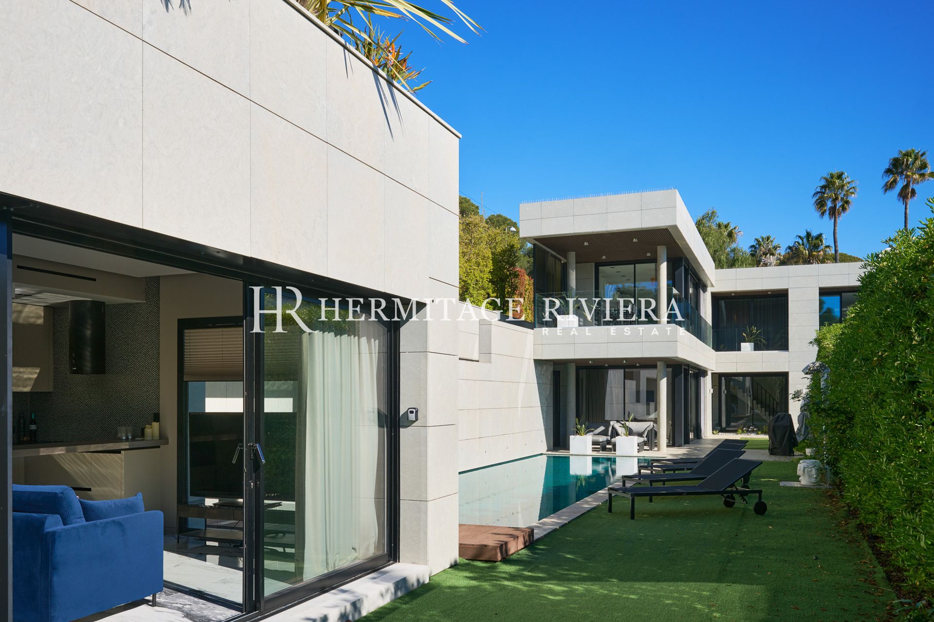Exceptional contemporary villa panoramic views over the bay of Villefranche (image 29)