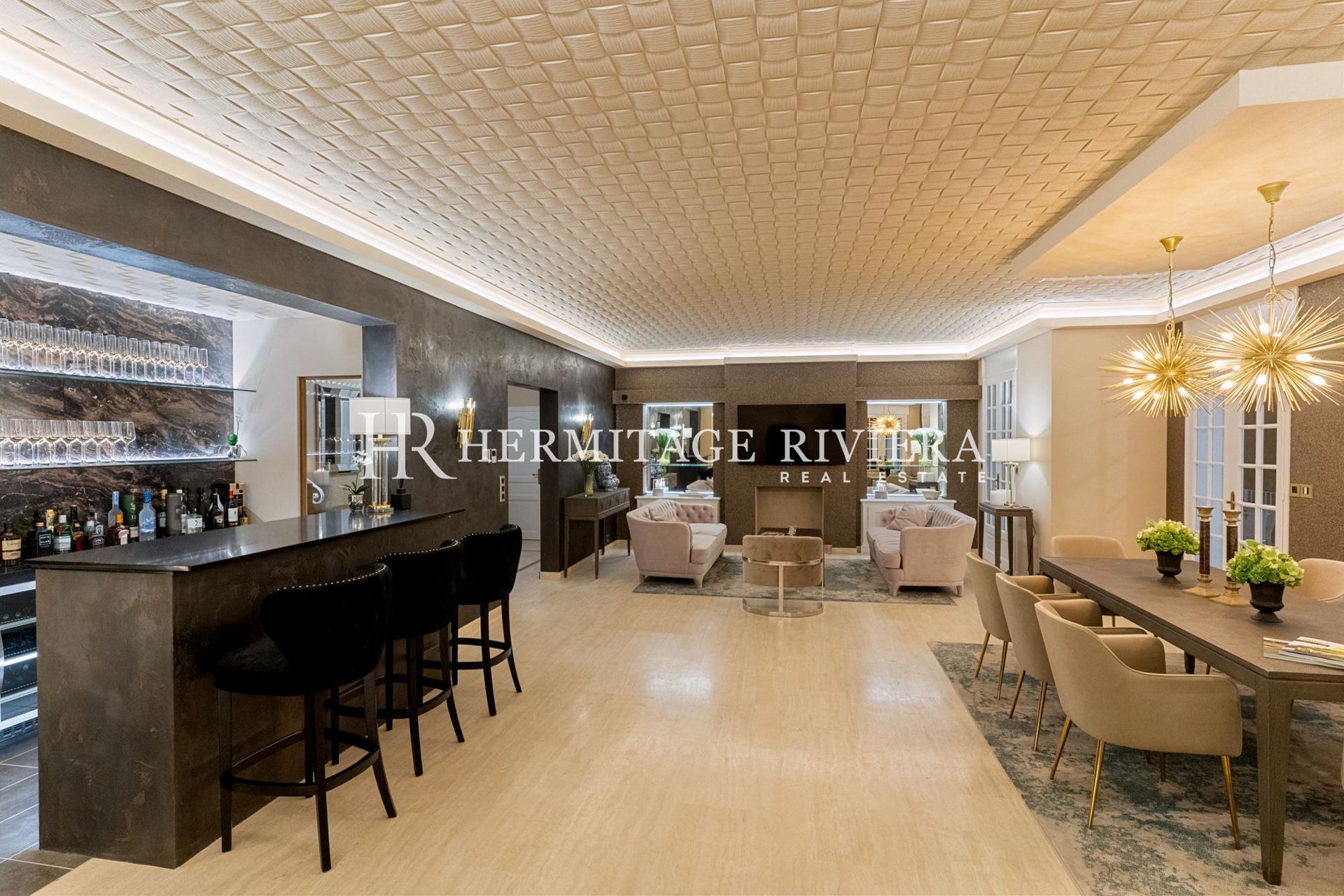 Stunning luxury property with helipad and pool (image 23)