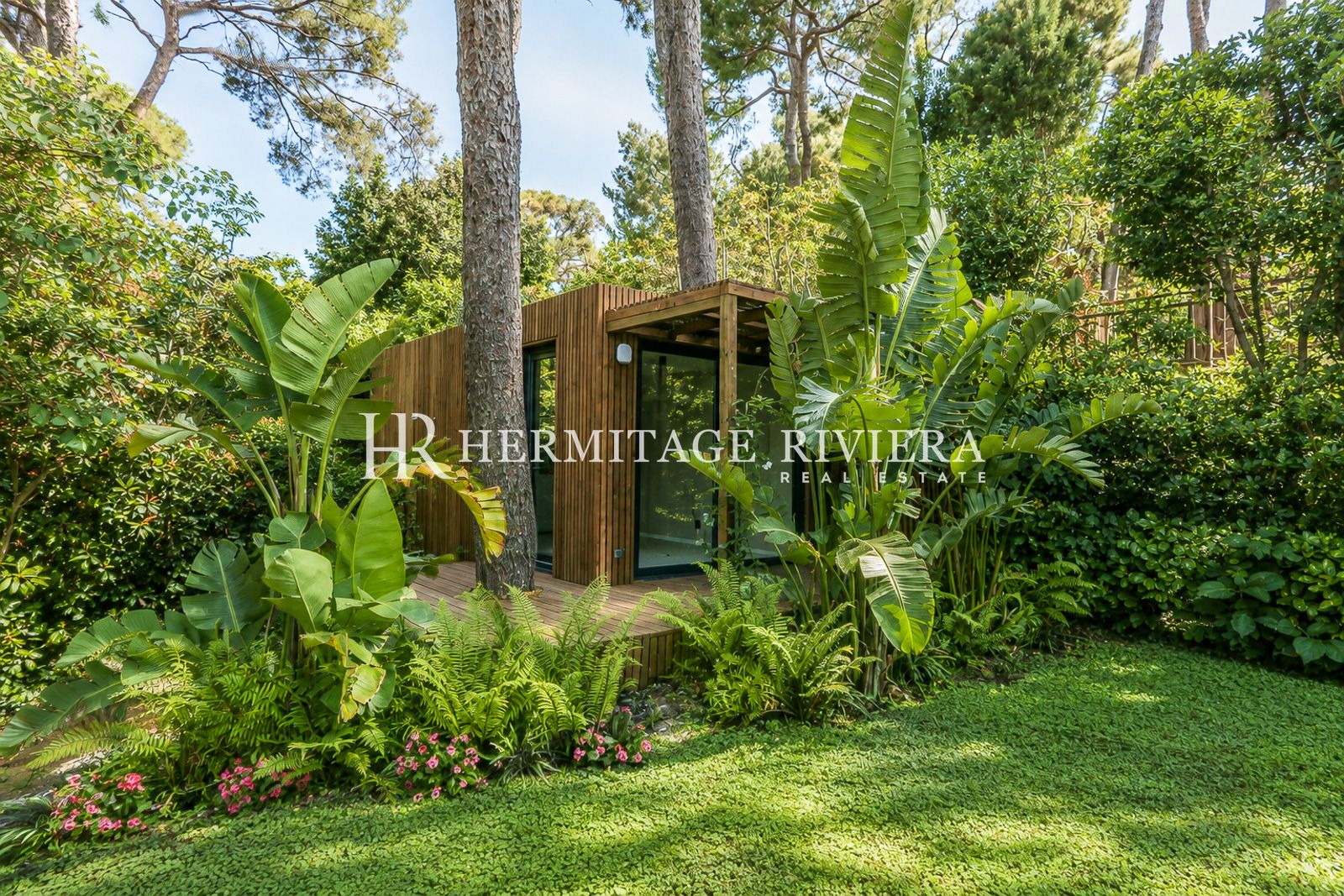 Cabane of modern property for rental Cap-Ferrat, close to Passable beach