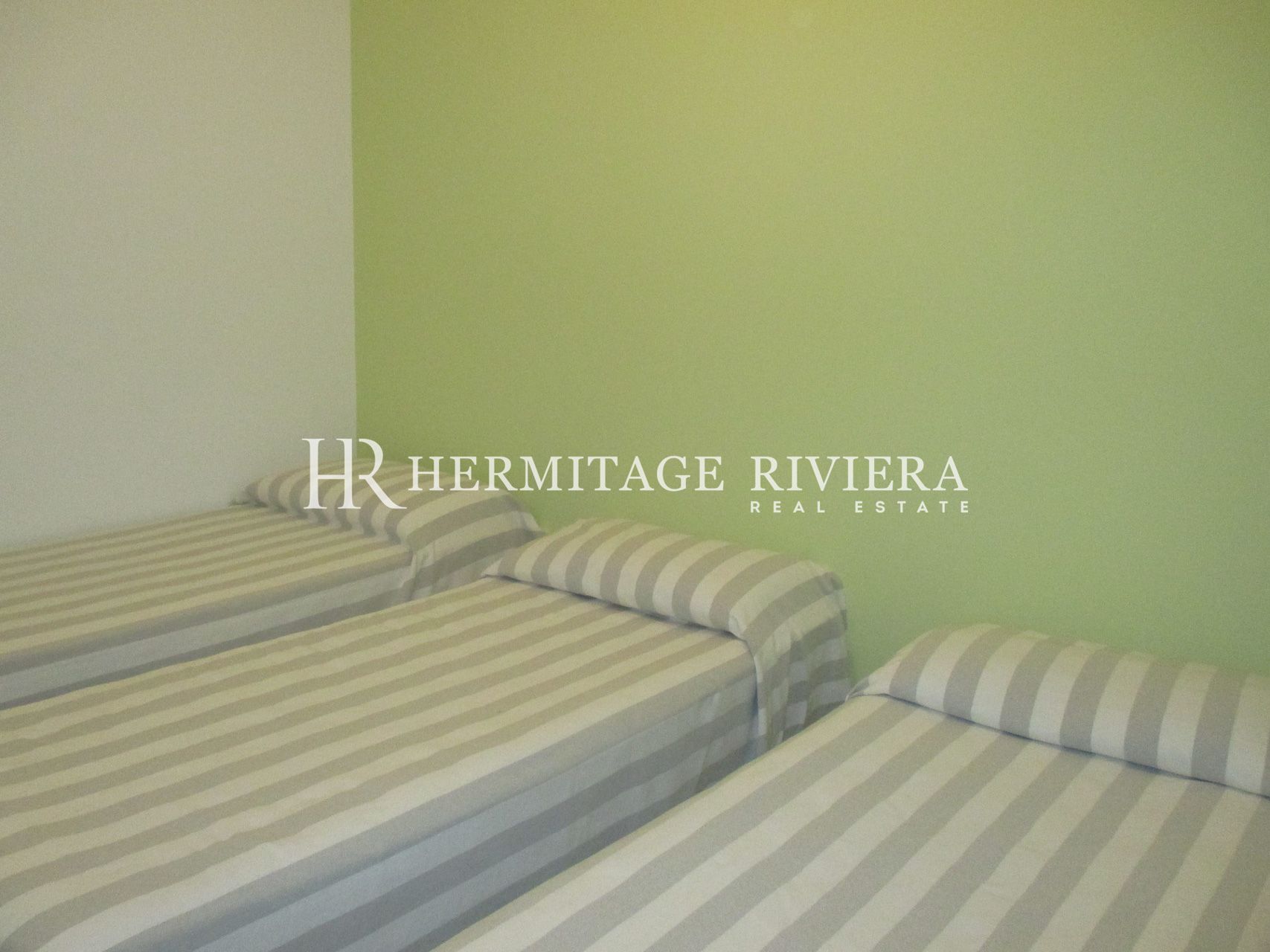 3 bedroom apartment with private garden (image 14)