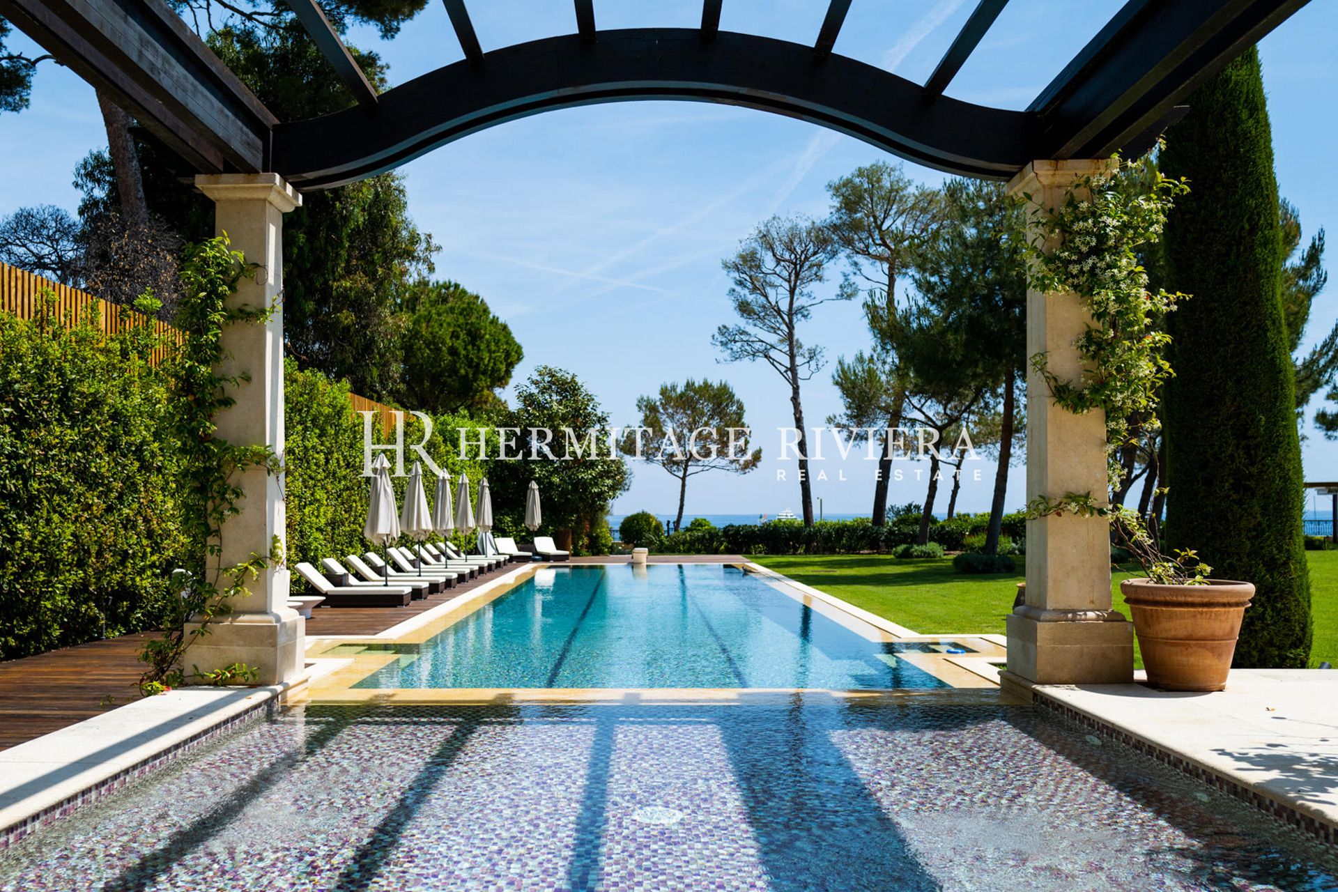 Exclusive waterfront property - Pool - Sea views (image 4)