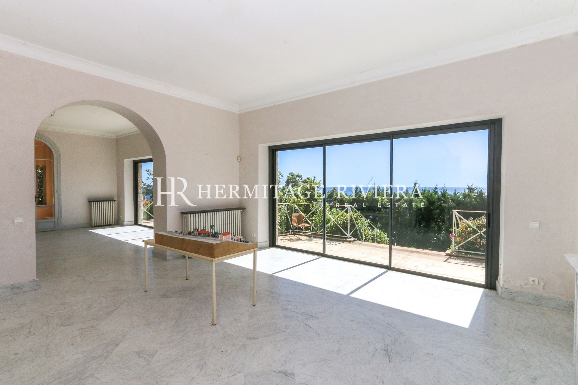 Elegant 19th century stone mansion with sea view (image 11)