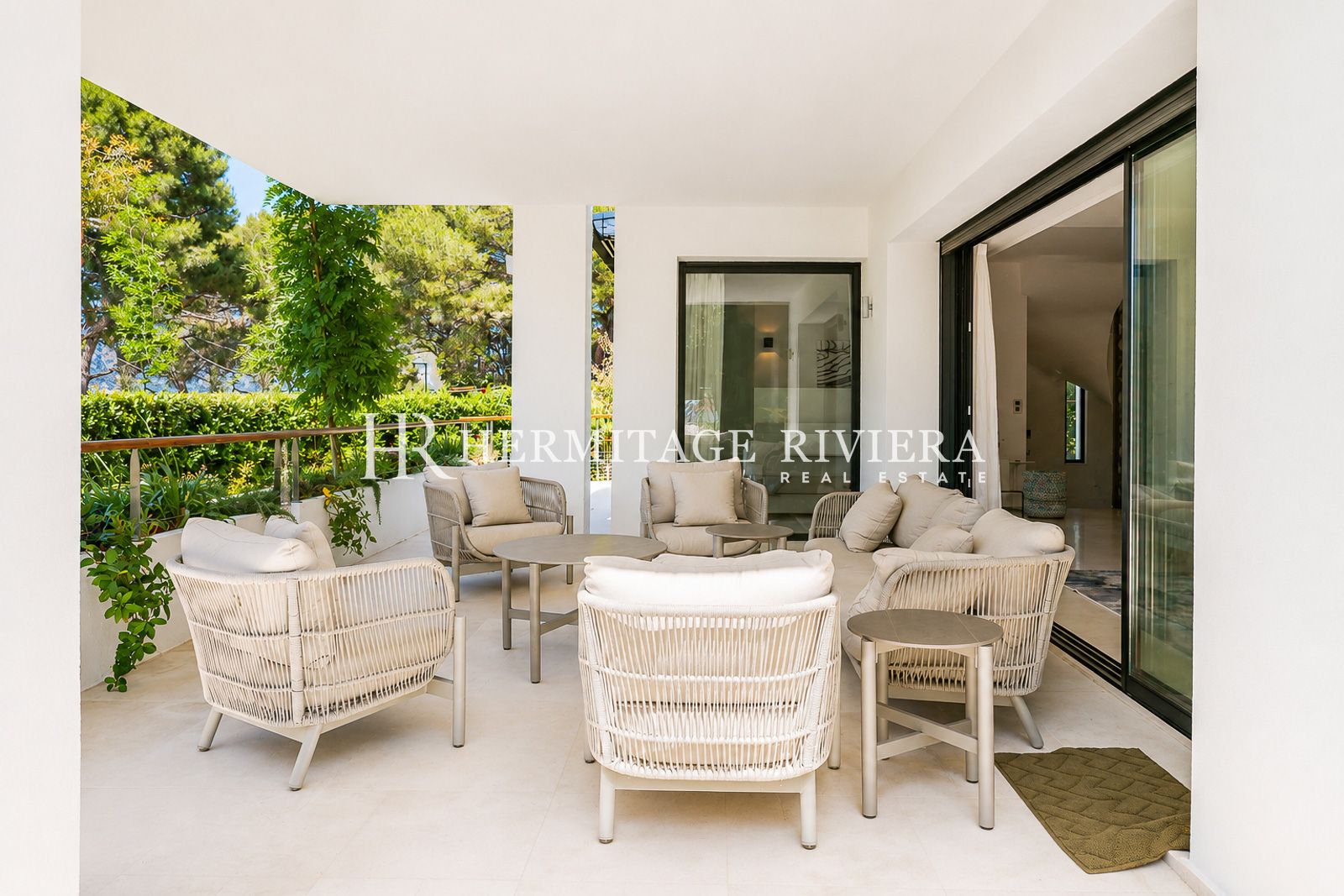 Terrace of modern property for rental Cap-Ferrat, close to Passable beach