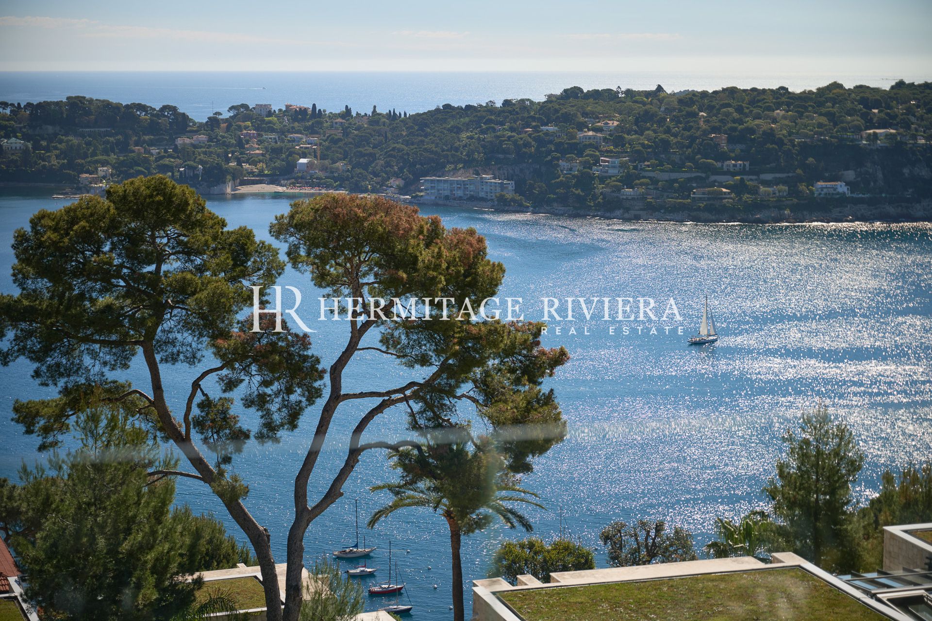 Exceptional contemporary villa panoramic views over the bay of Villefranche (image 4)