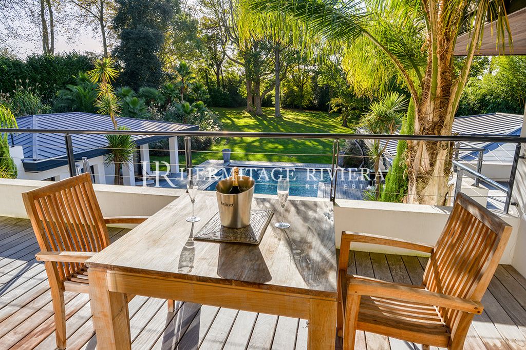 Villa contemporanea con 8 camere da letto, piscina e giardino pianeggiante. (immagine 12)