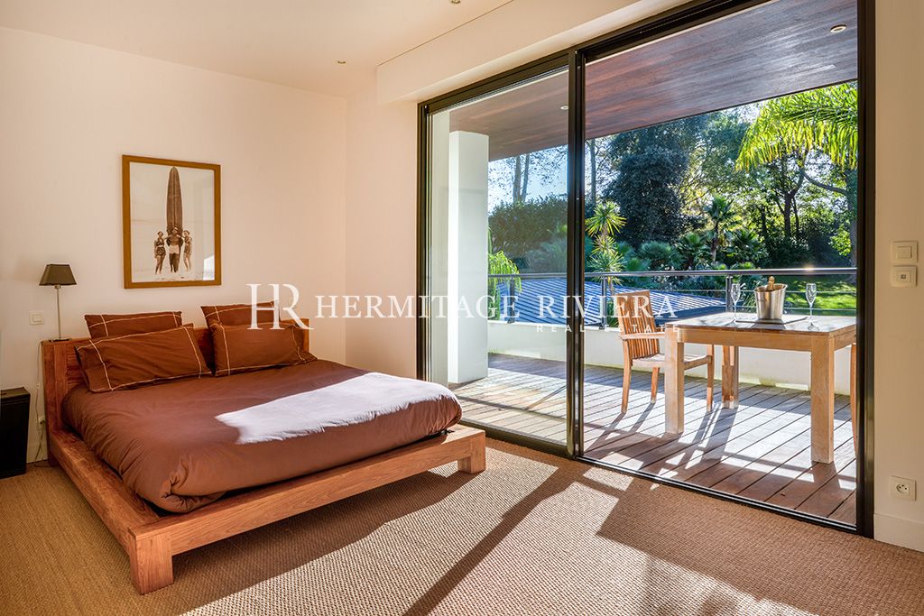 Villa contemporanea con 8 camere da letto, piscina e giardino pianeggiante. (immagine 10)