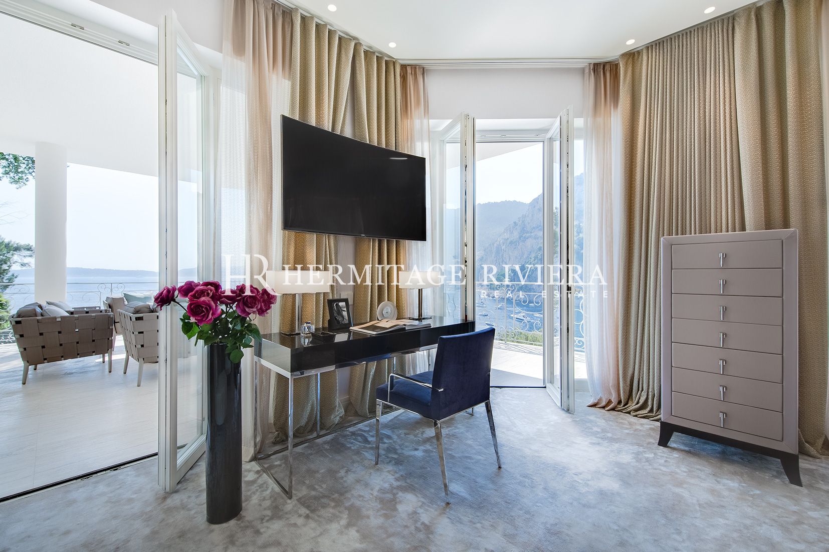 Lavish waterfront property (image 10)