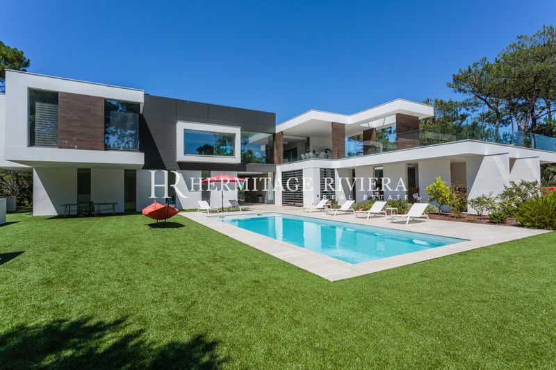 Moderno con piscina e giardino pianeggiante