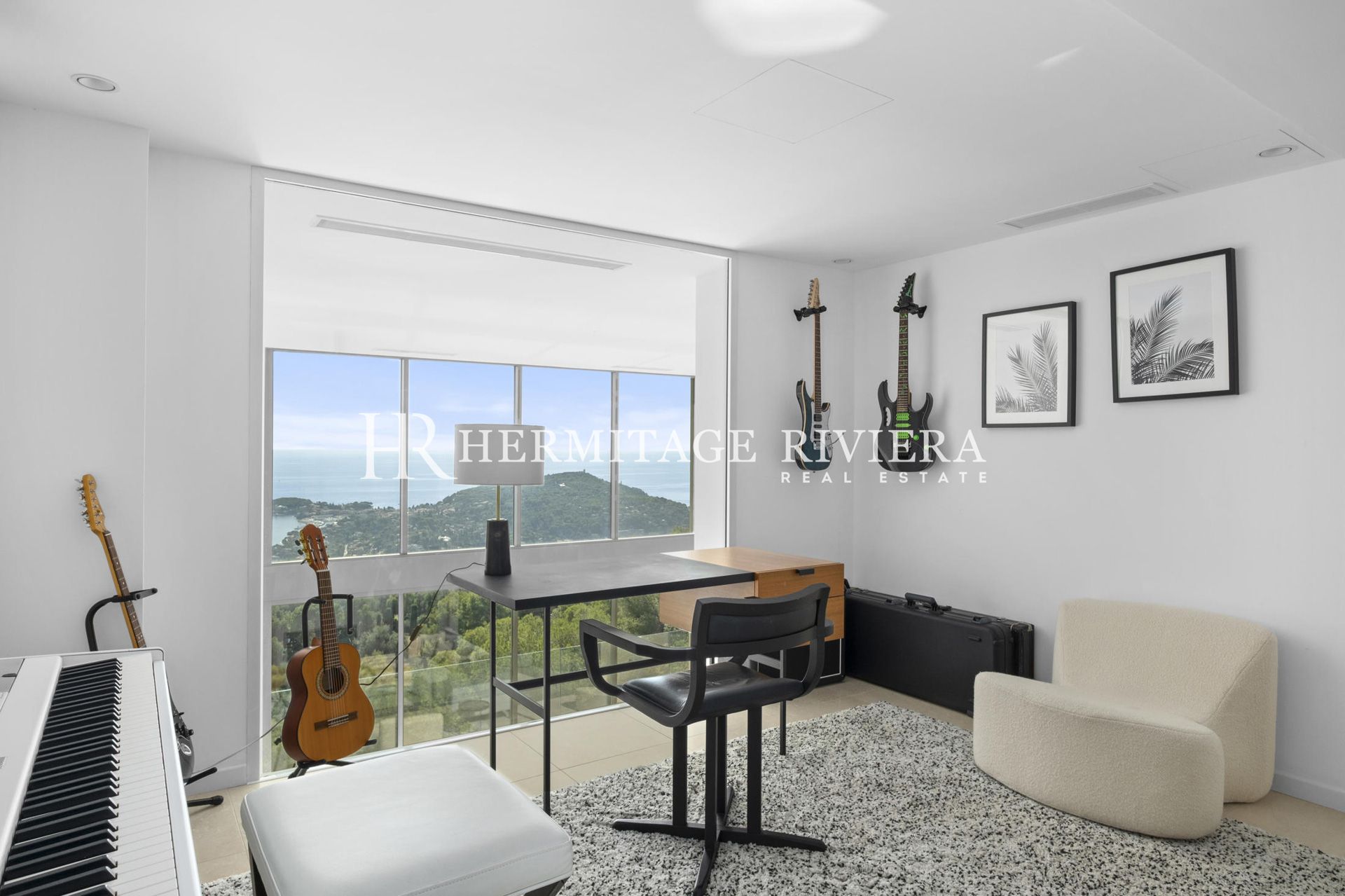 Contemporary property - Fantastique sea views - Pool (image 18)